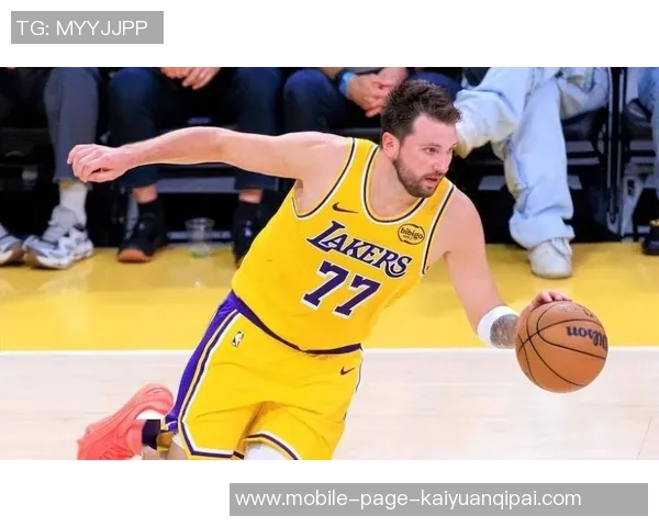 詹姆斯本赛季表现低迷球权到手立刻传给东契奇